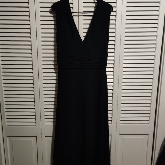 Jones New York plunge little black dress - Picture 4 of 7